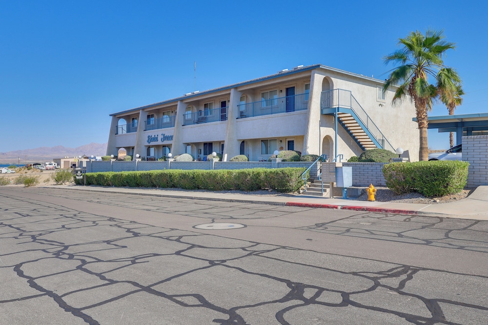 Pool Access & Mtn Views: Lake Havasu City Condo!