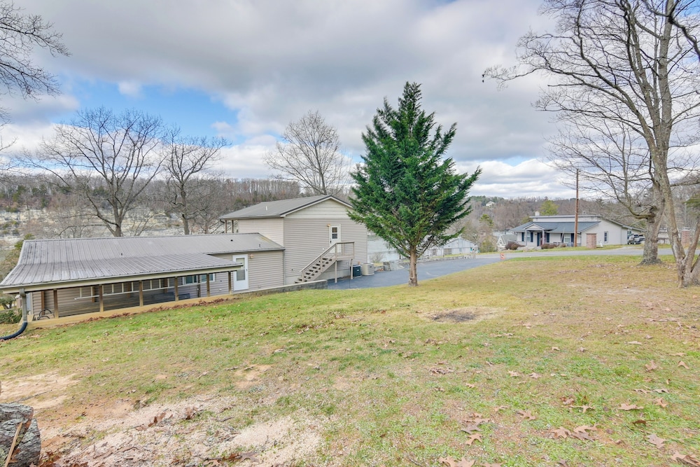 Apt w/ Lake Views - Day Trip to Virginia Tech!