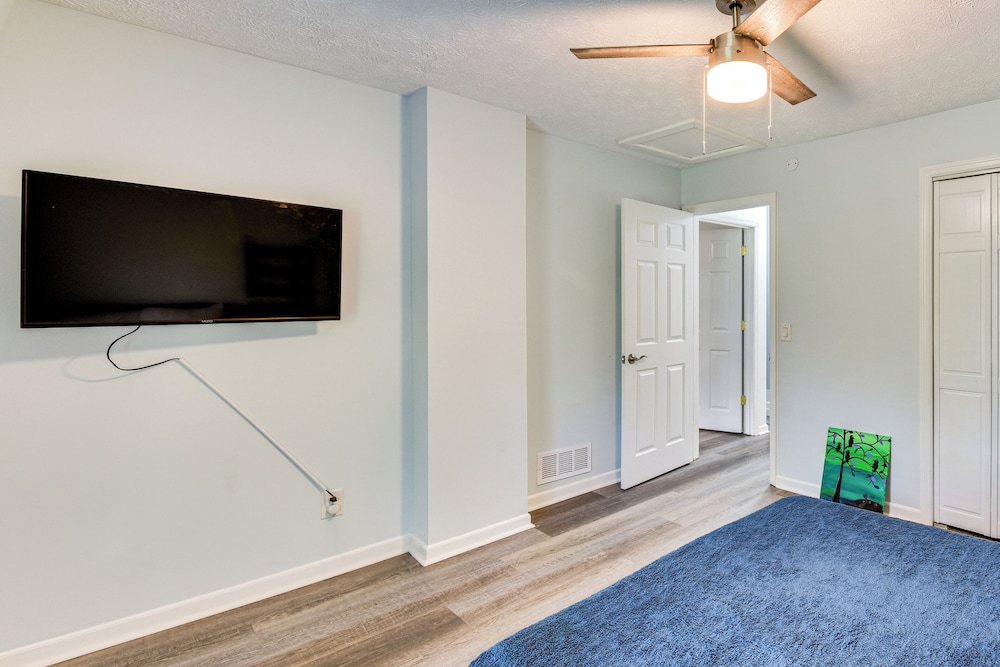 Woodsy Retreat w/ Deck & Views in Dahlonega!