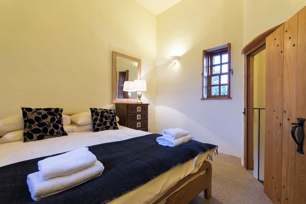 Historic 6-Bedrooms Castle Retreat