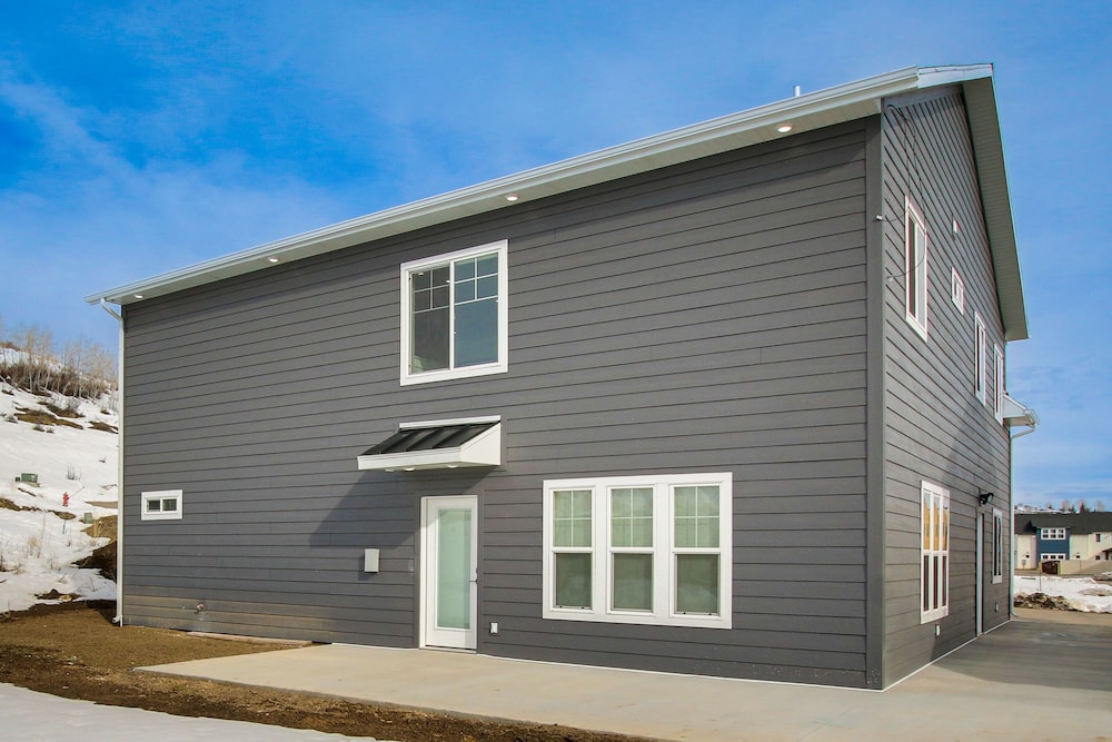 Modern & Spacious Garden City Home w/ Pool Access! view 3