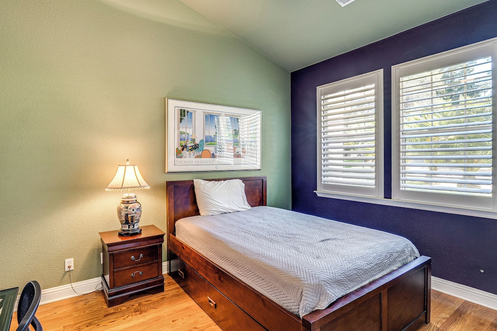 Luxe Vineyard Villa w/ Views & Fire Pit in Loomis!