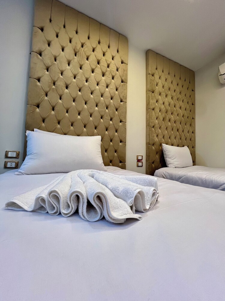 Amadeos pyramids inn