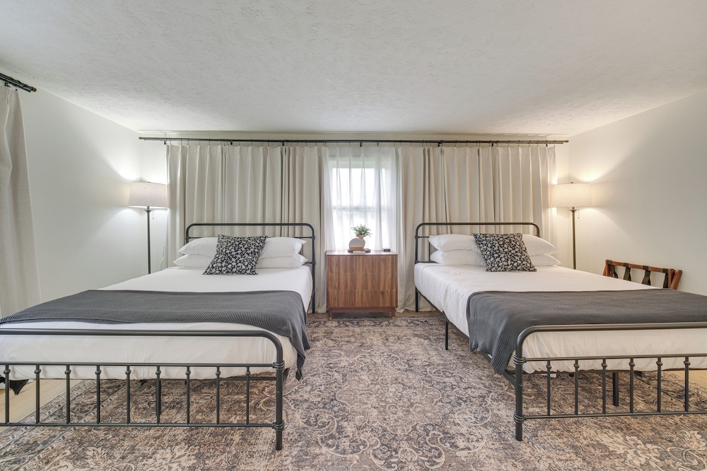 < 1 Mi to Lake Erie: Home w/ Hot Tub & Game Room!