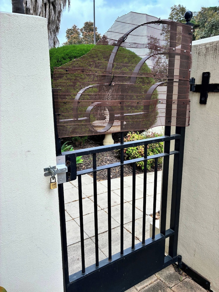 Cozy Tusmore Apartment With Private Garden City View Near Burnside Village Mall