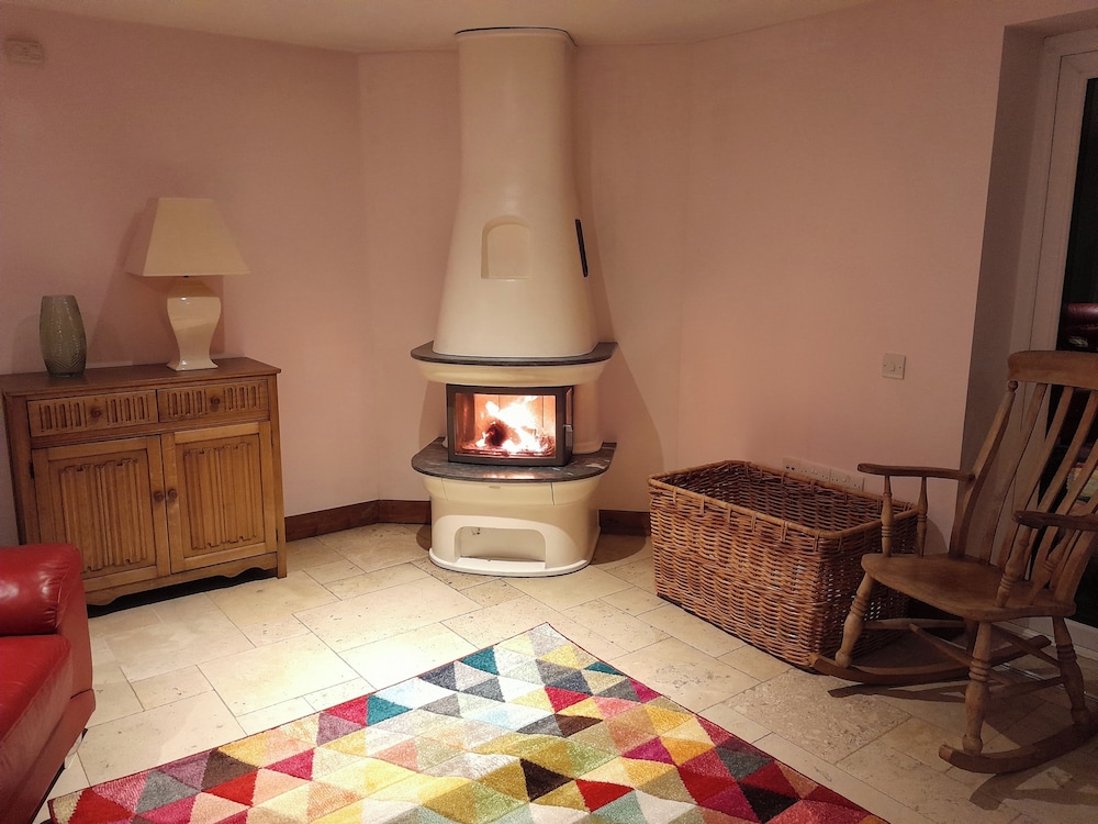 Canal-side 5-bed Cottage - Sleeps 10, Pet Friendly