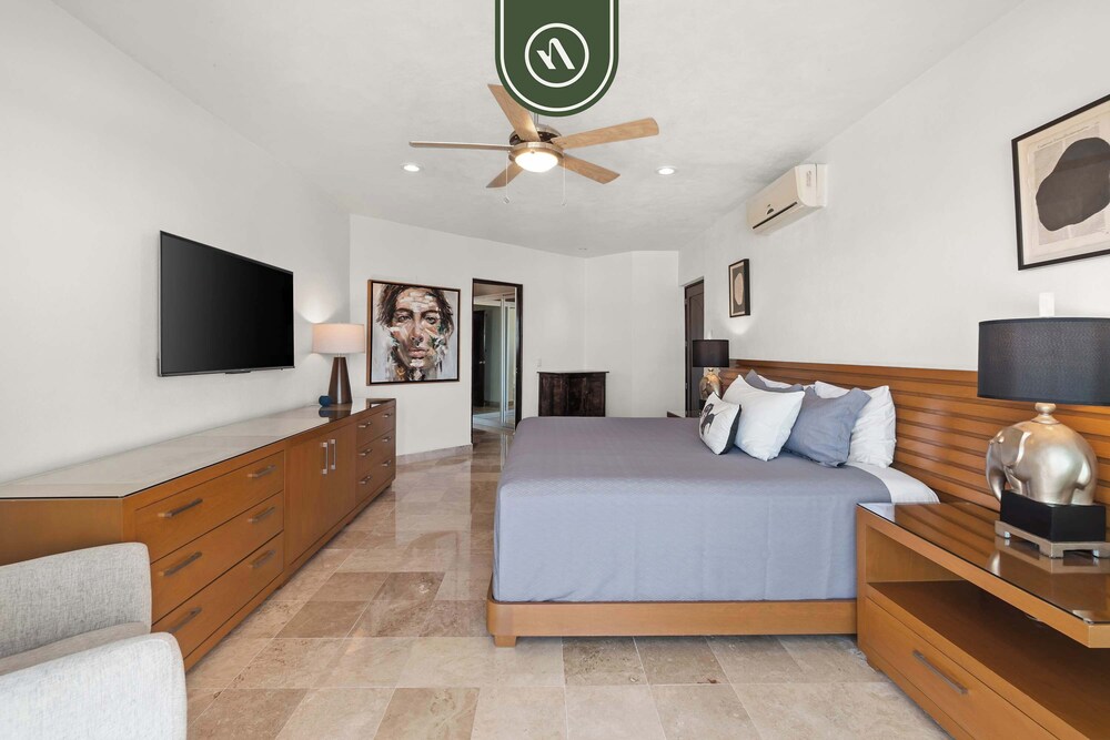 Stunning 2 BR Condo - Oceanview Terrace - Downtown