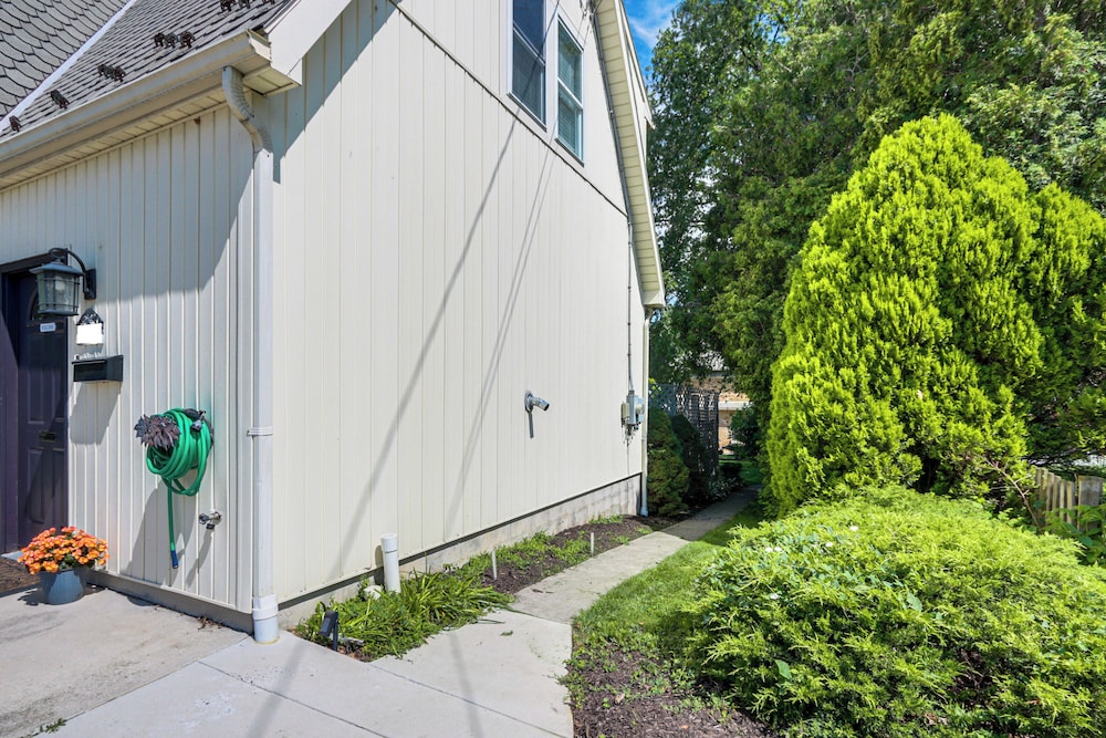 Walk to Town: Charming Unit w/ Balcony in Bedford!