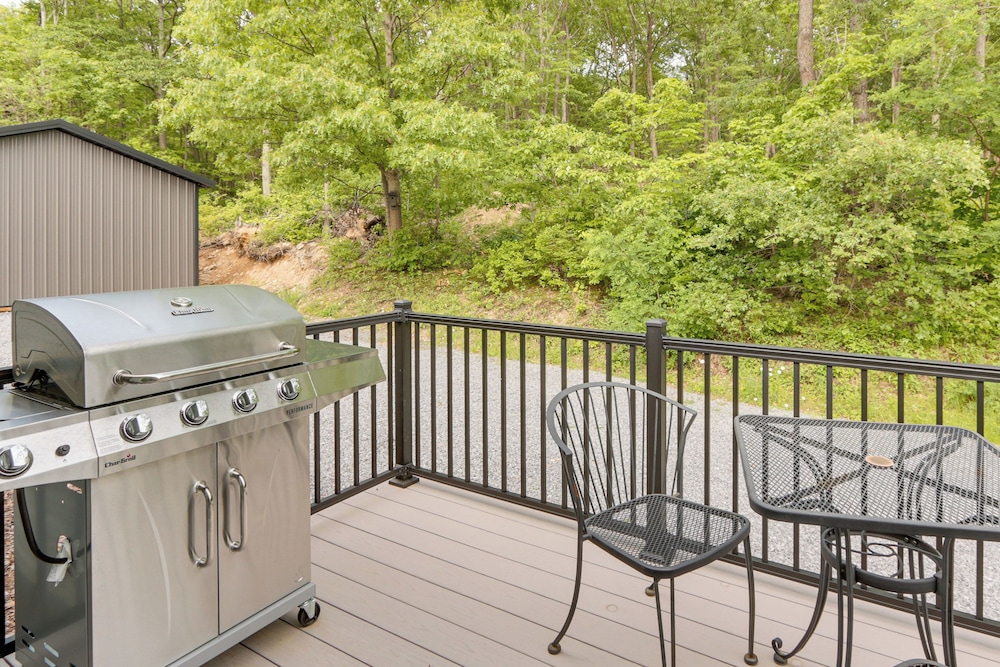 Mtn-view Pleasantville Home on 100 Acres!