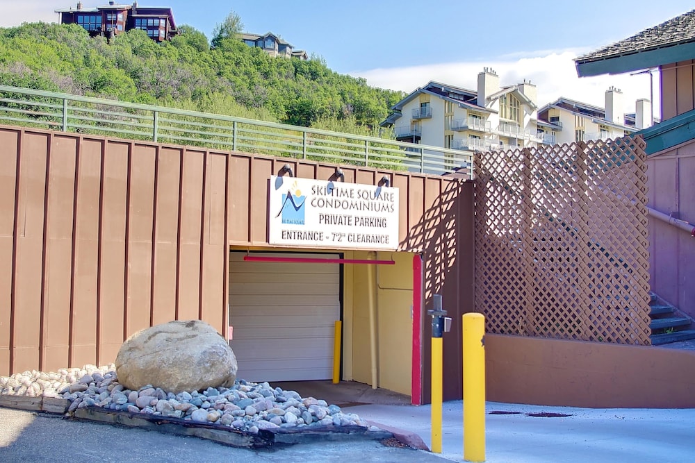 Across From Ski Area, No Car Needed, Hot Tub, Sauna WiFi view 5
