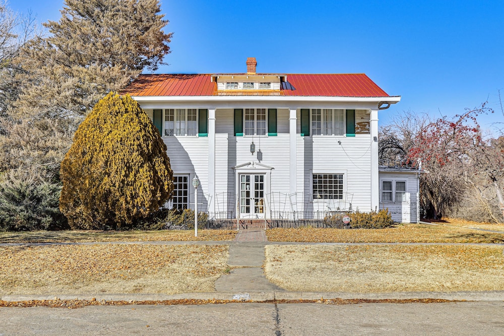 Half-mi to Atwood Lake: Spacious Home!