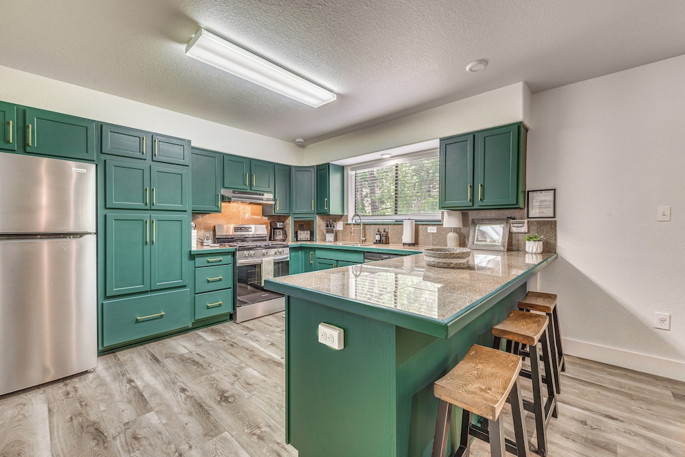 1 Mi to Grindstone Lake: Modern Ruidoso Retreat!