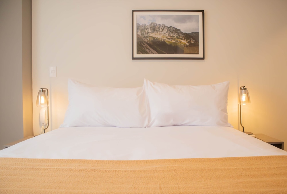 w Inviting 2BR w Balcony in Lively Miraflores
