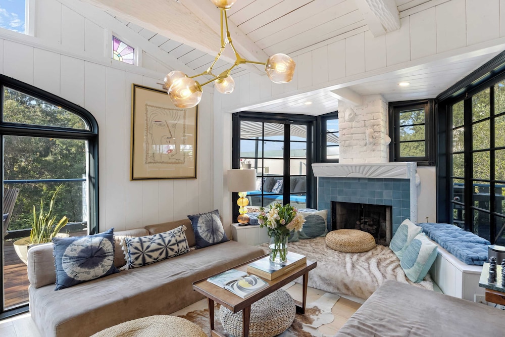 Chic LA Hideaway w/ Soaking Tub, Firepit Lounge & Tranquil Backyard