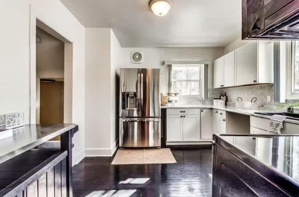Spacious 5br Sleeps 10 University District 5 Bedroom Home