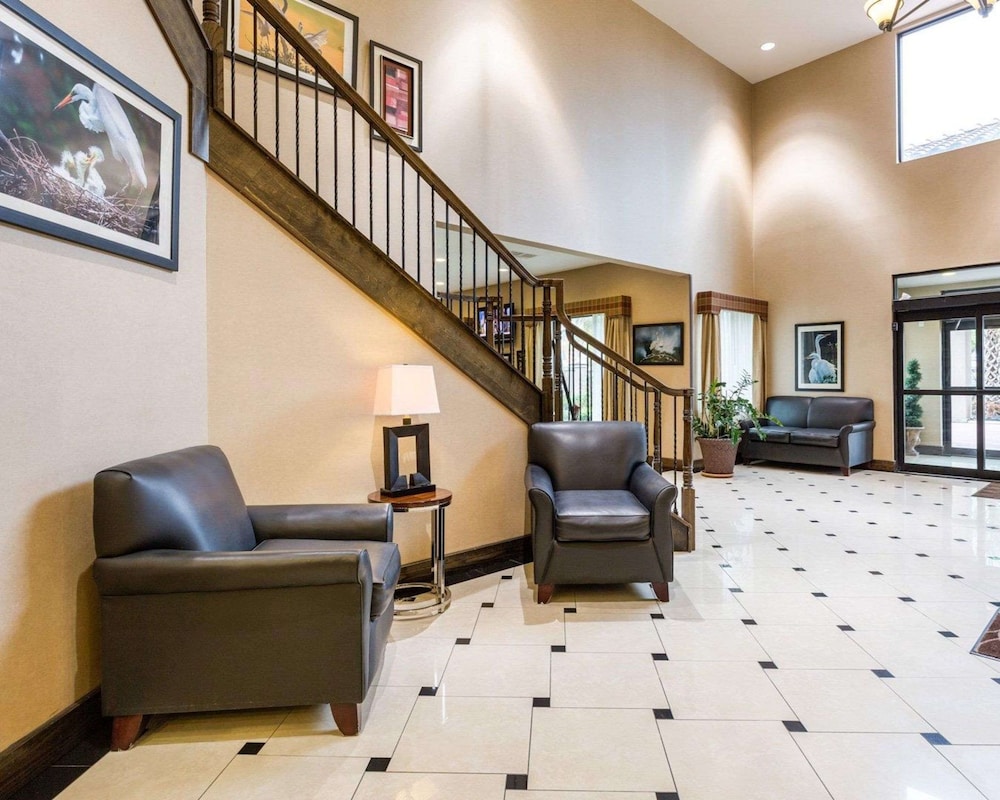 Comfort Inn & Suites Winnie view 4