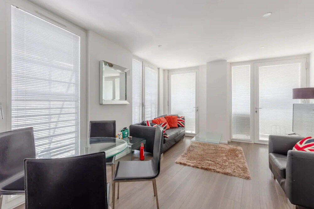 Modern 2BD Flat With a Balcony - Wandsworth