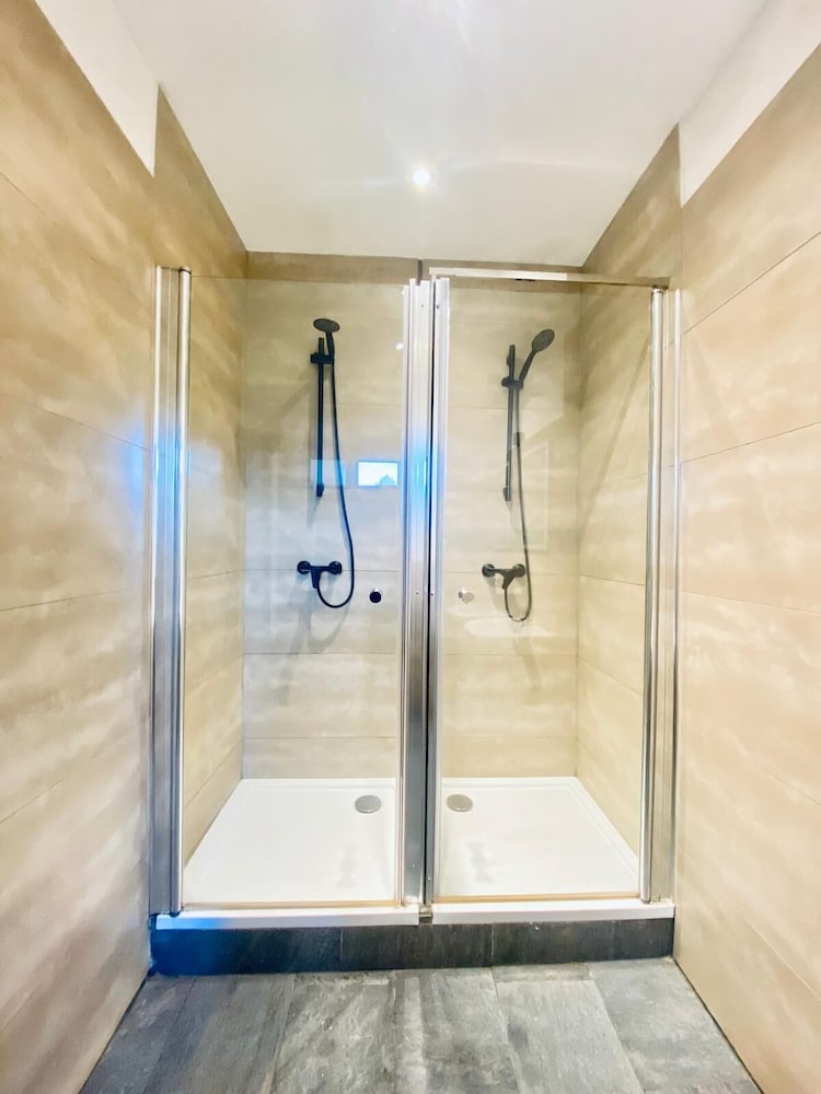 Spacious 4BR for 15 & 15 Min to Danube