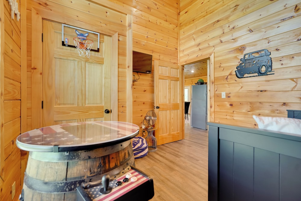 1 Mi to Douglas Lake: Blissful Escape w/ Hot Tub!
