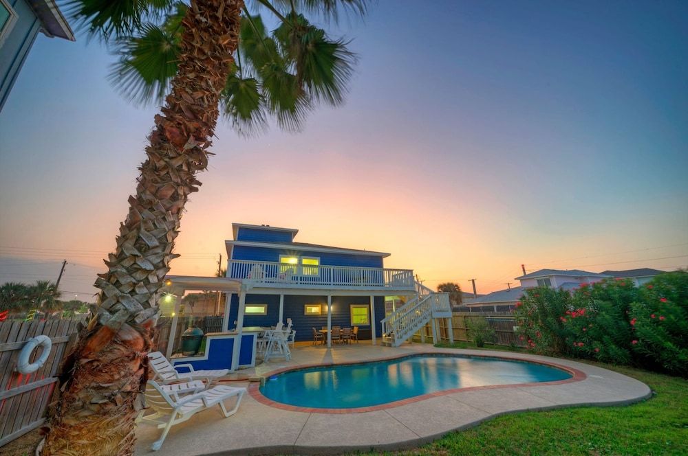Leave of Absence Luxe Coastal Stay w Pool Outdoor Dining Minutes to Beach
