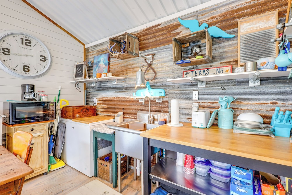 Bunkhouse on Working Texas Ranch w/ Horses & Cows!