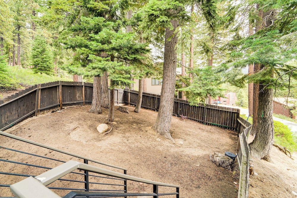 3 Mi to Diamond Peak: Mtn-view Home w/ Fireplace