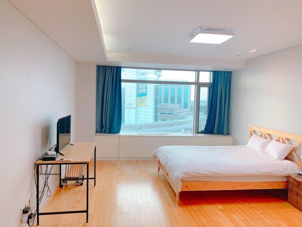 Gogo House