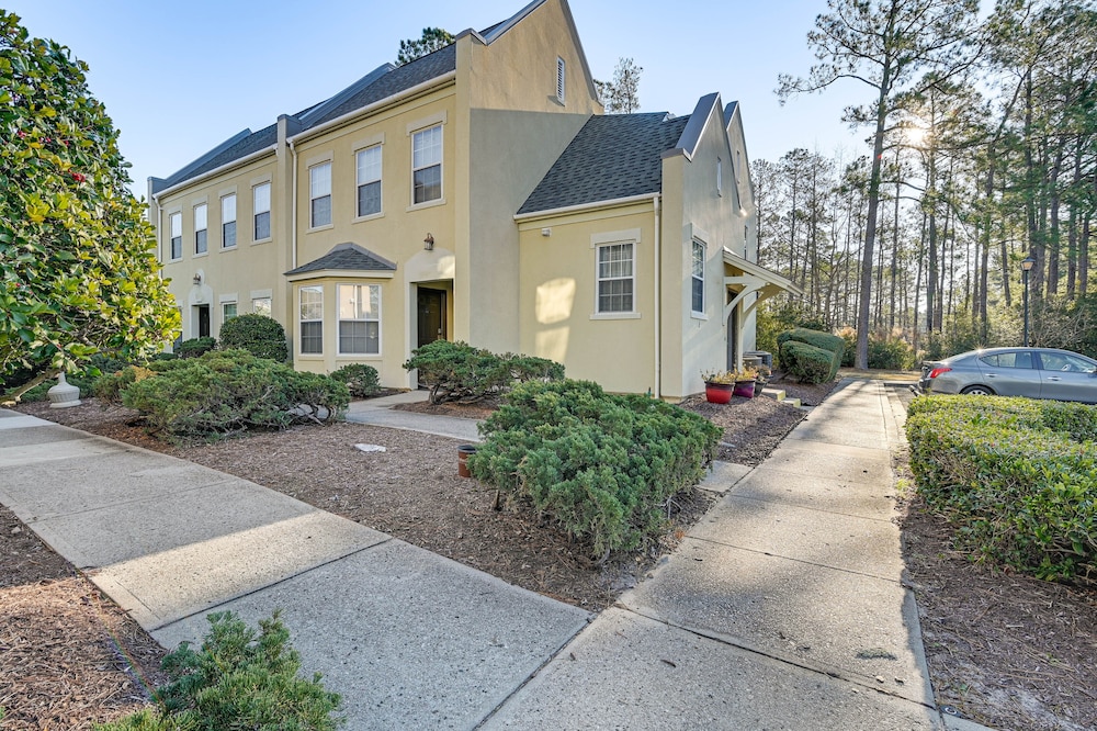Community Pool & Tennis Court: Myrtle Beach Condo view 3