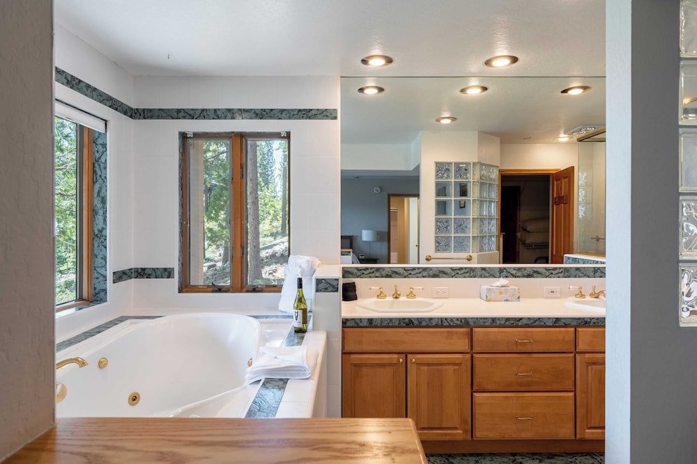 Crystal View by Avantstay Al Fresco Dining w/ View of Lake Tahoe + Crystal Bay