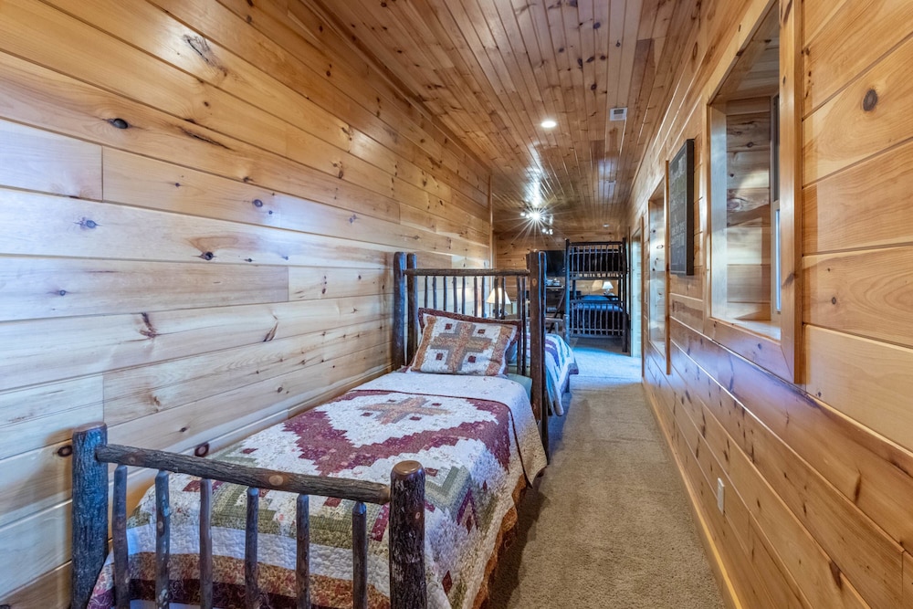 Luxury 4200 Sqft Log Cabin on 50 Acres Sleeps 16