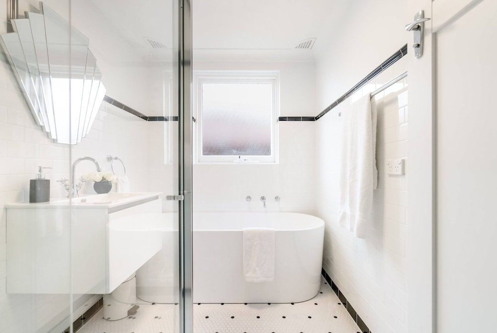 Renovated Retro Apartment Near Harbour Front Walks