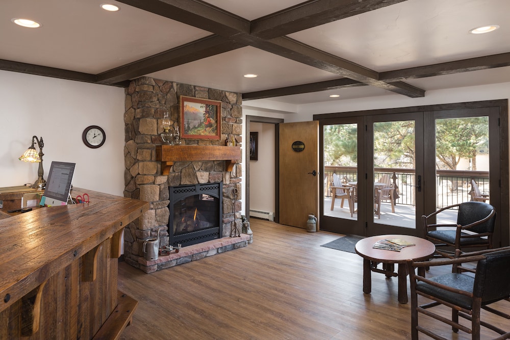 The Landing at Estes Park - Riverside Retreat