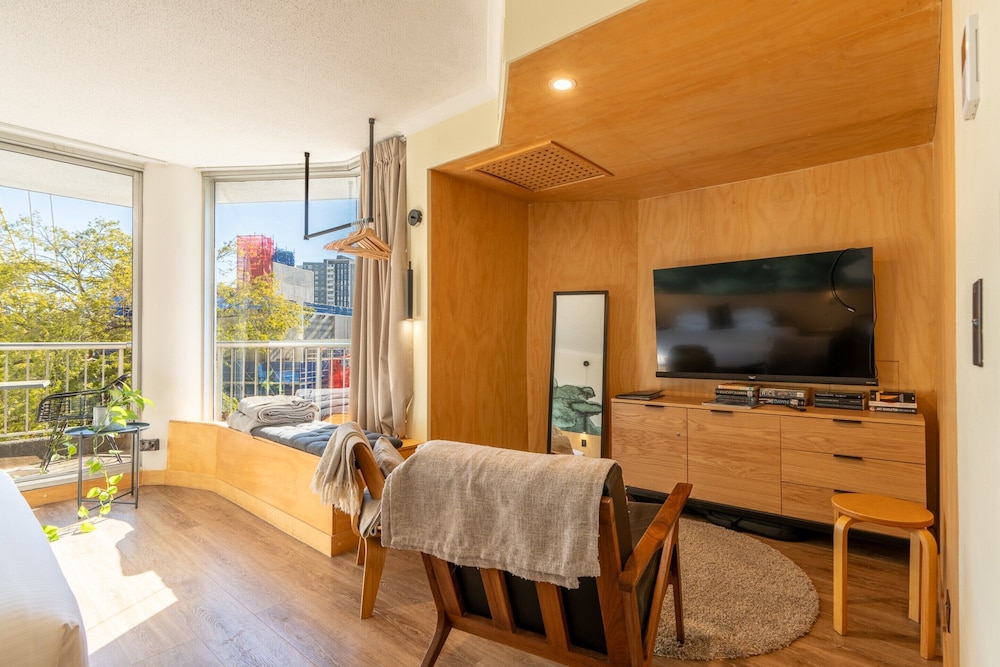 Quirky CBD 1-bed With Pool, Sauna and Balcony