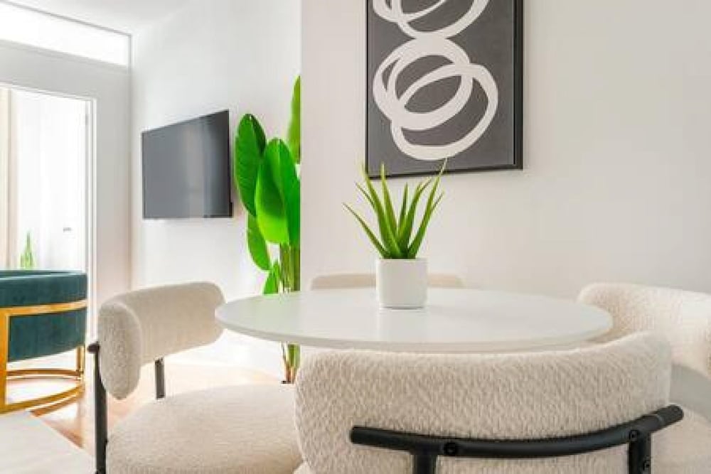 444-2e Modern 2BR Hell s Kitchen
