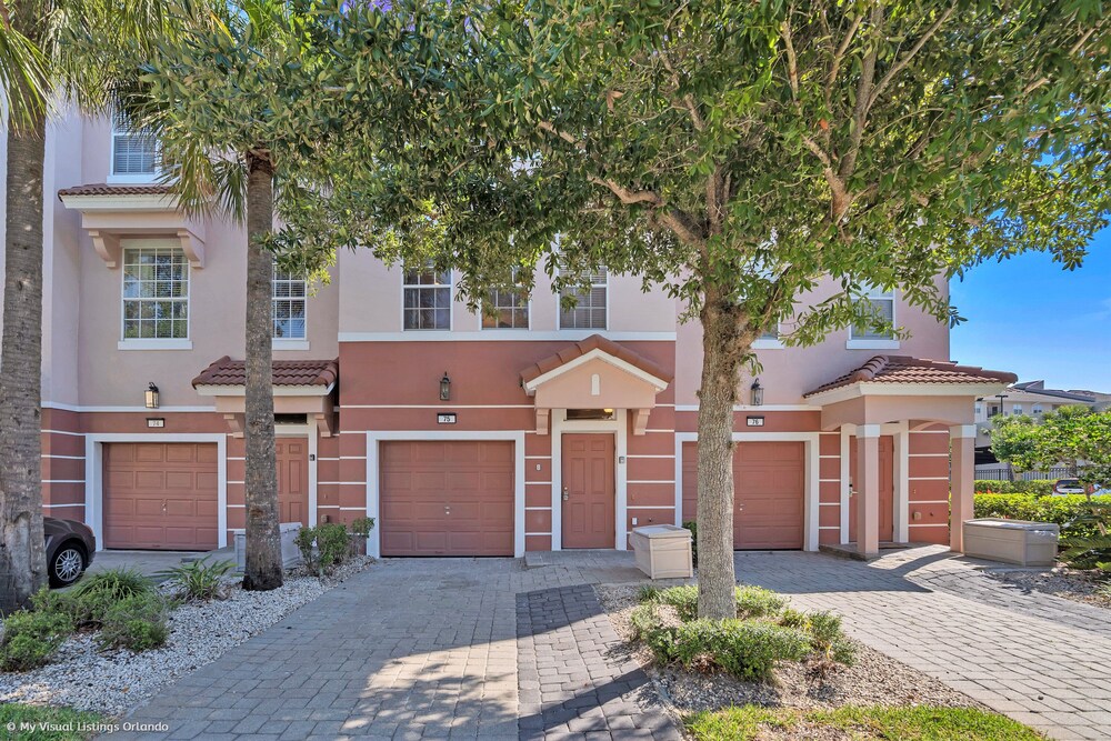 Exquisite and Airy 3BD Town Home in Vista Cay With CDC Cleaning Standards #3vc075