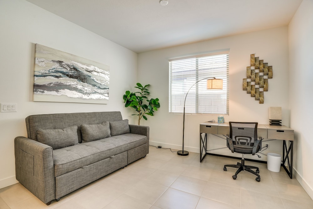 5 Mi to Westgate: Newly Built Glendale Home