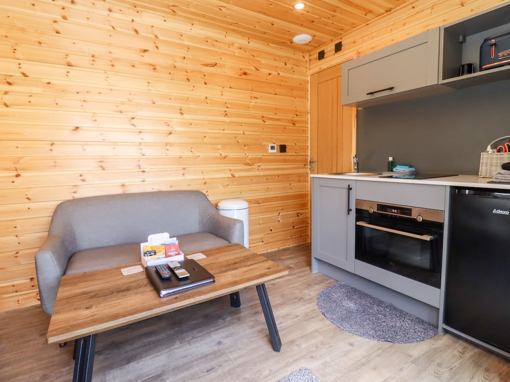 Maple Lodge at Bridge Lake Farm & Fishery