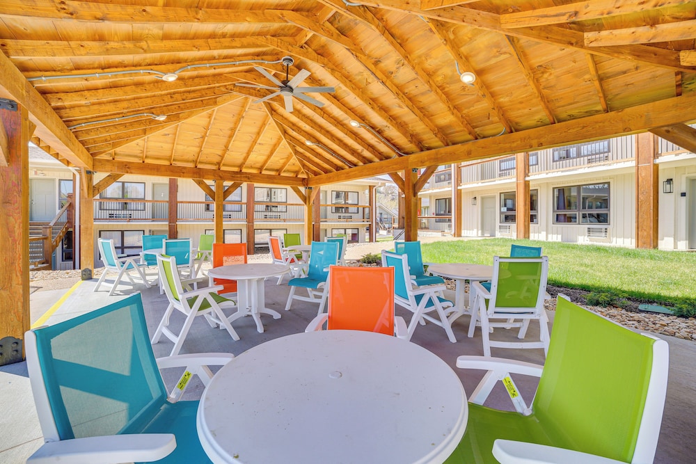 Walk to Branson Landing: Condo w/ Resort Amenities
