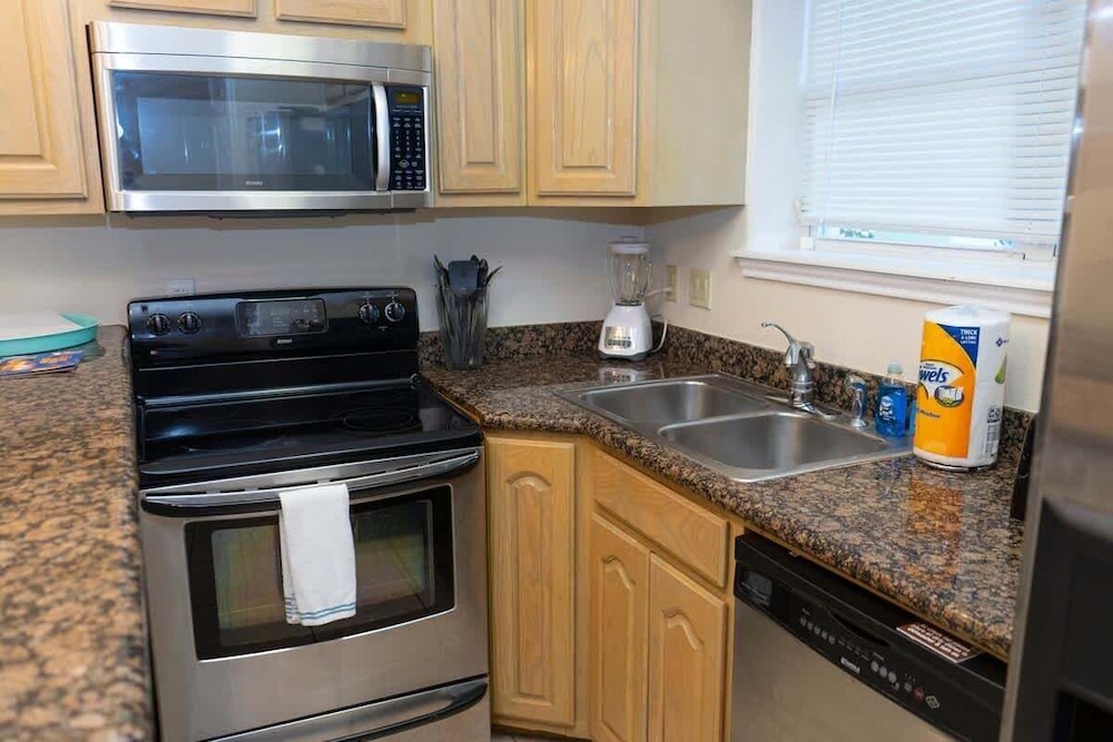 Open & Modern Pool #b Walk To Beach 2 Bedroom Condo