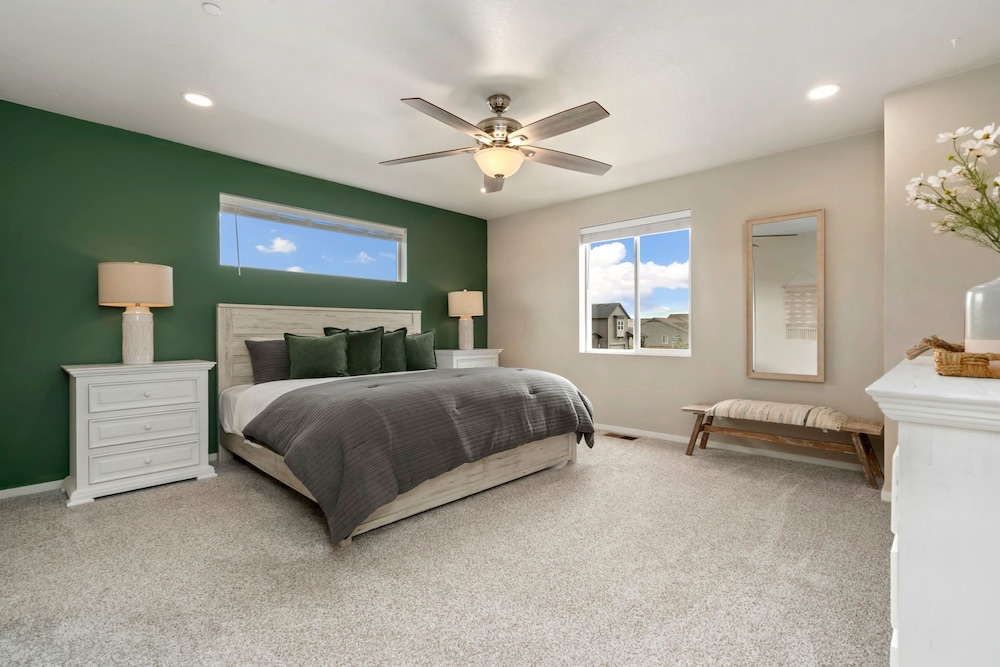 Mosaic Modern - Dog Friendly, Pool + King Suite