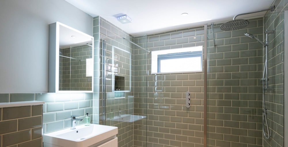 Victoria View - Brand New 2 Bedroom - Parking view 4