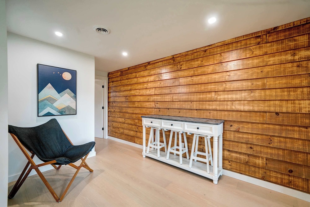 Mountain Views in Private Lake and Golf Community!
