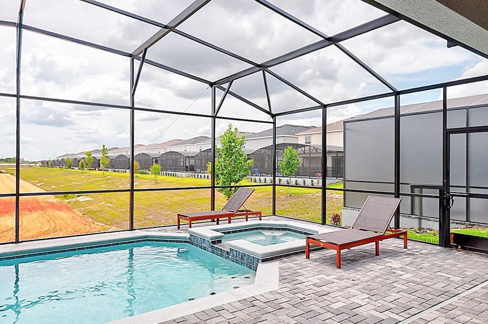 15807 Luxury 8 Bedroom Family Home With Game Room