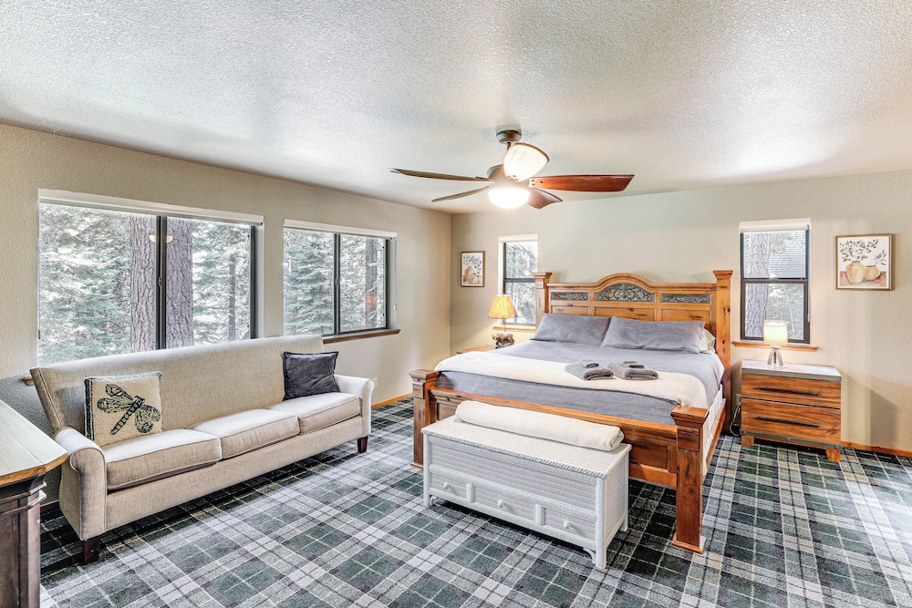 Spacious Retreat w/ Backyard: 1 Mi to Lake Almanor view 3