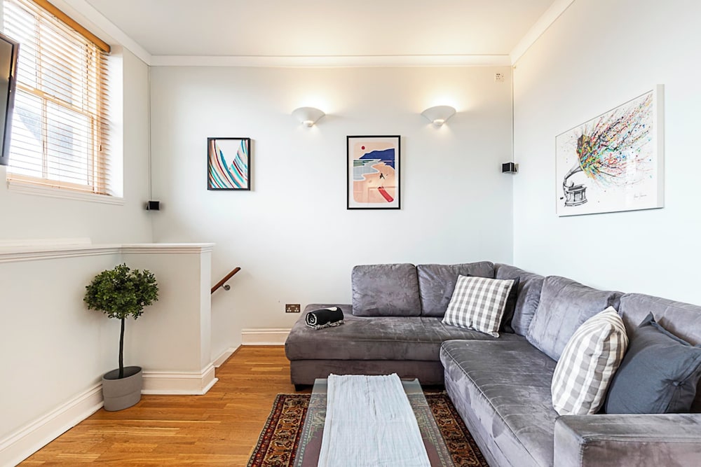 Charming One-bedroom Gem in Earls Court
