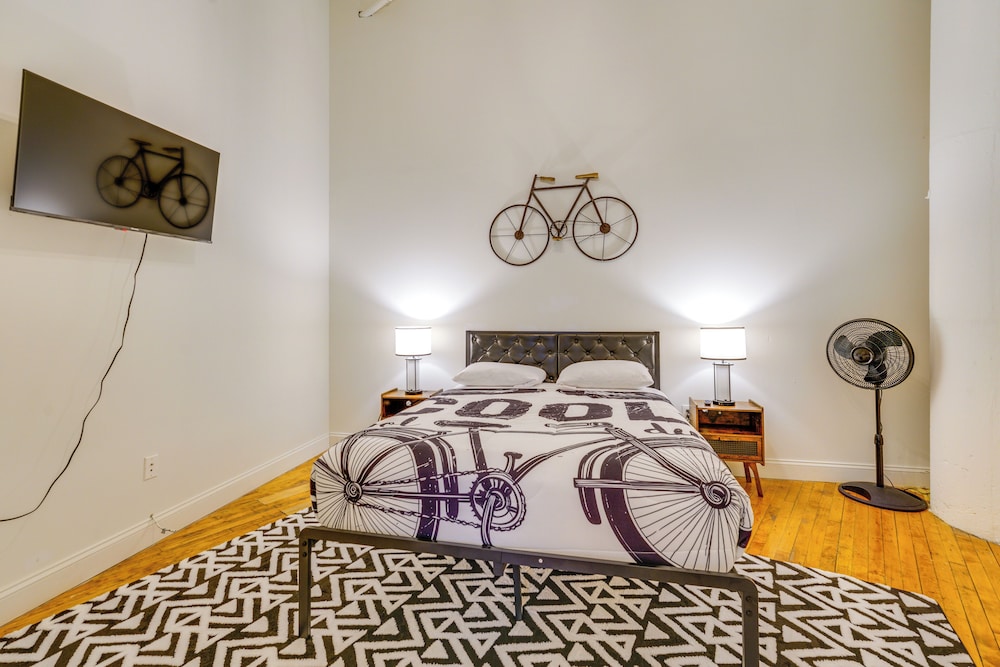 1 Mi to Dtwn! Riverside Corktown Loft on 2nd Floor