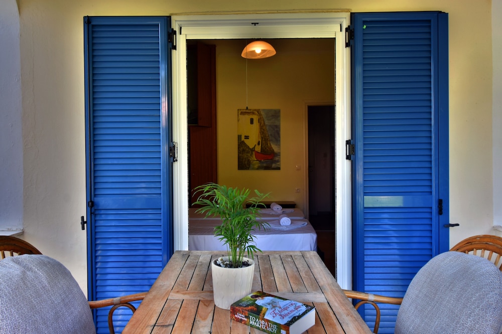 Kamelia Apartment A Cozy 2 Bedroom Apt Only 150m From the sea view 3