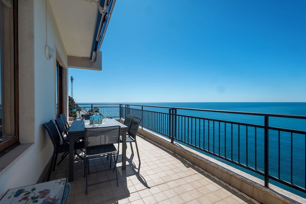 Sky & Sea Apartment by Wonderful Italy