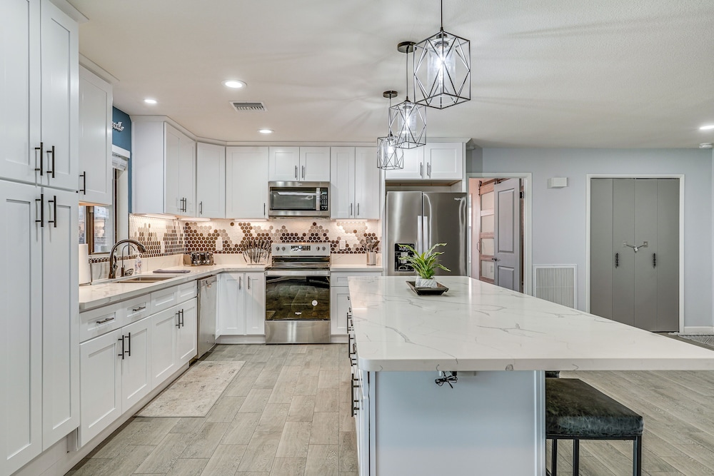 Sunny Arizona Oasis w/ Views - 2 Mi to Lake Havasu