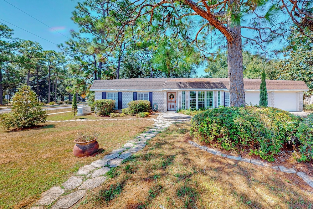 3BR Next to Park w/ Large Yard, AC & W & D